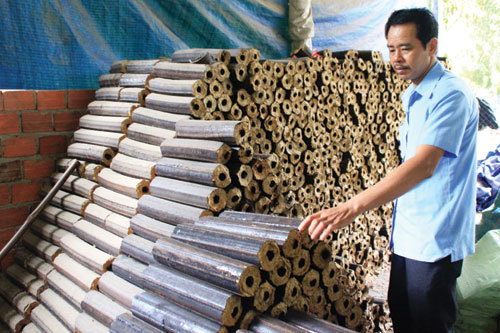 Kiên trì khởi nghiệp với củi trấu, anh Lương Văn Minh giờ đã là chủ doanh nghiệp, có thu nhập cao TRẤU NÉN