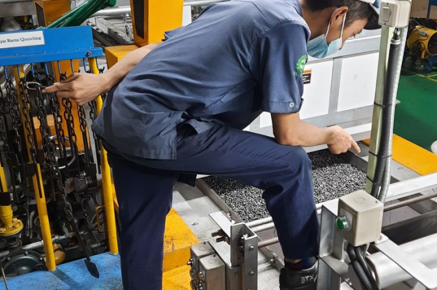  hệ thống băng tải công nghiệp kết hợp phễu cấp liệu tự động.